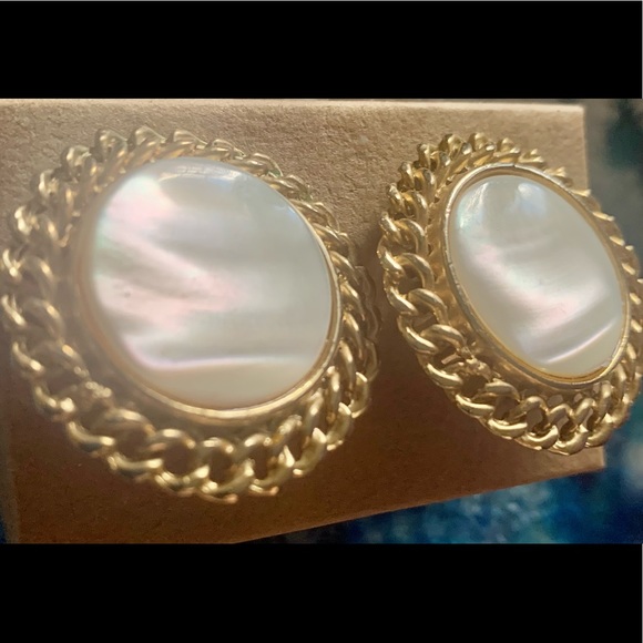 Vintage Mother of Pearl Clip On Earrings - Picture 2 of 3